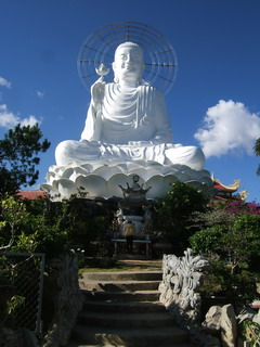 Вьетнам. Гигантская (24 м) статуя Будды, возвышающаяся над Далатом (фото)