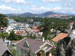 Вьетнам. Вид на Далат с верхнего этажа "сумасшедшего дома" ("Crazy House") (фото)