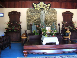 Вьетнам.  В буддийском храме. В центре, вероятно - портрет Далай-Ламы (фото)
