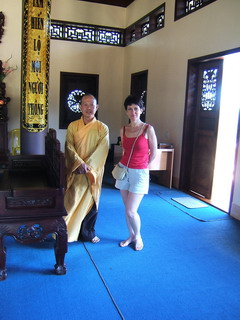 Если Вы вежливо попросите разрешения сфотографироваться с буддийским монахом, то он с удовольствием разрешит! (фото)