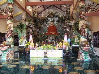 Вьетнам, Далат. Драконы в буддийском храме (фото)