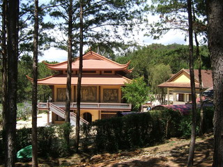 Буддийский монастырь в предместьях Далата (Вьетнам) (фото)