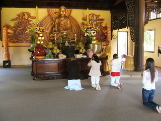 Вьетнам. Молитва в буддийском храме (фото)