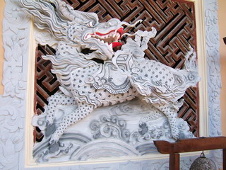 Вьетнам, Далат. Дракон на стене буддийского храма (фото)