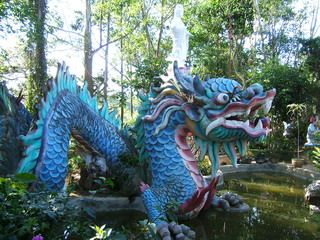 Вьетнам. Далат. Дракон в саду буддийского храма (фото)