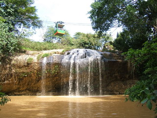 Вьетнам, парк Prenn. Водопад и куда-то идущая кабинка фуникулера (фото)