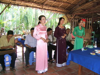 Выступление вьетнамского коллектива художественной самодеятельности (фото)