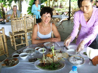 Обед в ресторане на берегу Меконга (фото)