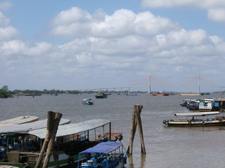 Вид с набережной на Меконг - одну из крупнейших рек Индокитая (фото)