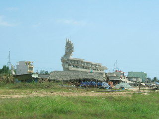 Обратный путь в Сайгон. Монумент Победы у дороги (фото)