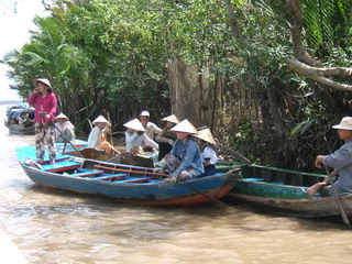 Экскурсия в дельту Меконга. Лодочники в ожидании свежей порции туристов (фото)