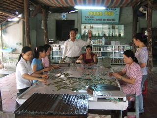 Экскурсия в дельту Меконга. Первая точка "развода на бабки" - цех по производству кокосовых ирисок (фото)