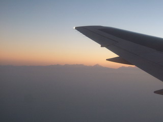 Наш самолет пролетает над Индией. Рассвет. Вдалеке видны зубцы Гималаев (фото)