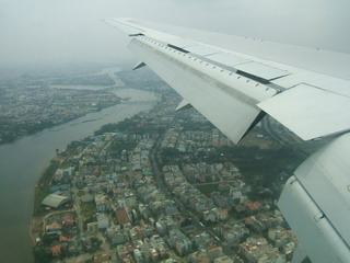 Пролетаем над Сайгон-рекой. Видны мосты и набережные (фото)