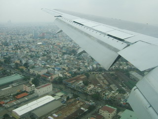 Самолет летит уже совсем низко над улицами Сайгона (фото)