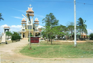 Вьетнам. А это - колокольня христианского (видимо, католического) храма (фото)