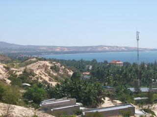 Вид с холмов на левую (дальнюю) часть курортного поселка (уходящую в сторону Муйне) (фото)