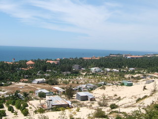 Вид с холмов на правую (ближнюю) часть курортного поселка (уходящую в сторону Фантьета) (фото)