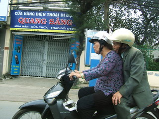 "Бабушка рядышком с дедушкой" :-) Первое, что поражает на улицах Сайгона - обилие мотобайков, на которых едет всё совершеннолетнее население Вьетнама (фото)