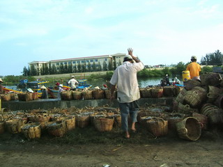 Вьетнам, Фантьет. Рыбный рынок. Корзины наполнены рыбой. Можете себе представить, какой здесь запашок! :-) (фото)