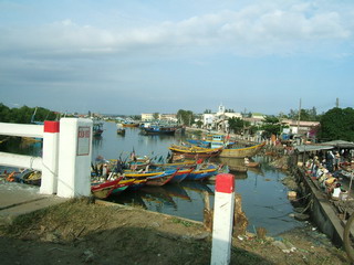 А здесь на реке расположена лодочная пристань и рыбный рынок (фото)