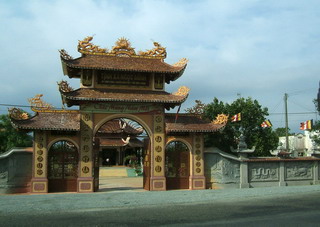 По дороге в Фантьет часто попадаются то буддийские, то христианские храмы. На фото: буддийский храм.