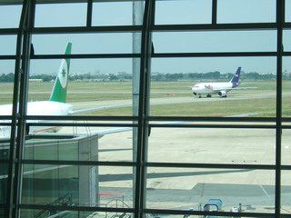 Сайгон (Хошимин), аэропорт. Вид из зала ожидания на летное поле (фото)