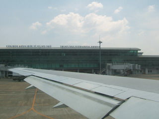 Вид на аэропорт Сайгона из иллюминатора самолета (фото)