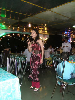 Ночной круиз по Сайгон-реке. Певица на борту теплохода (фото)
