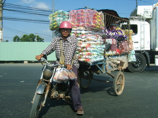 Вьетнам, Сайгон (Хошимин). Мотобайки часто выполняют и грузовые функции (фото)
