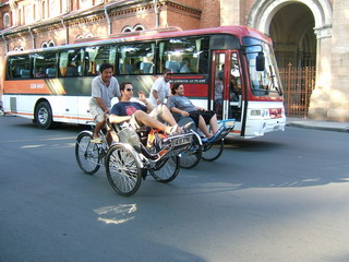 Вьетнам, Сайгон. Велорикши везут откормленных европейских туристов (фото)