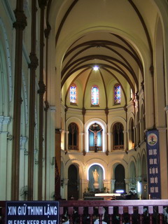 Вьетнам. Внутренний вид собора Сайгонской Богоматери (Notre Dame de Saigon) (фото)