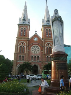 Статуя Пресвятой Девы Марии в Сайгоне (Хошимине) (фото)