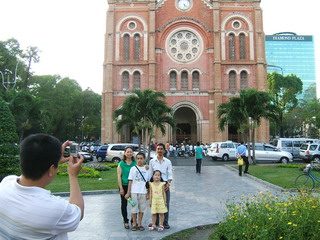 Сайгон (Хошимин). Вьетнамская семья фотографируется на фоне собора (фото)