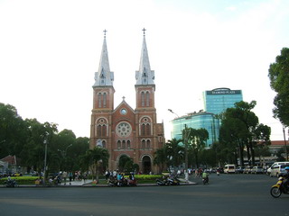 Вьетнам. Собор Сайгонской Богоматери (Notre Dame de Saigon), вид издалека (фото)