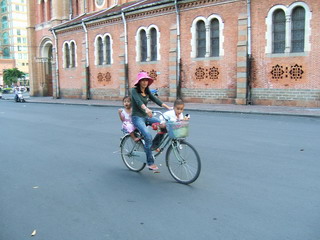 Вьетнам, Сайгон (Хошимин). Мама-велосипедистка (фото)