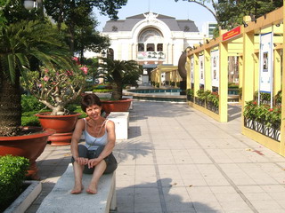 Вьетнам. Вид на здание сайгонской Оперы издалека (фото)