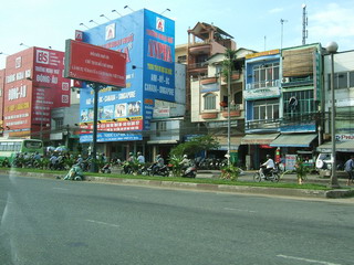 Вьетнам. Типовая улица Сайгона (Хошимина) с малоэтажной застройкой (фото)