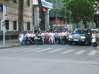 Вьетнам. В Сайгоне на каждую машину приходится по целой толпе байкеров! (фото)