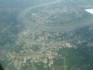 Пролетаем над Сайгон-рекой (фото)