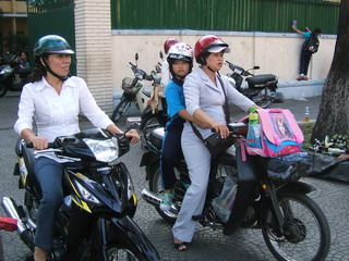 Вьетнам, Сайгон (Хошимин). Мамы развозят на мотобайках детей из школы (фото)