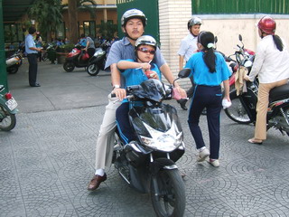 Вьетнам, Сайгон (Хошимин). Детей на мотобайках развозят из школы (фото)