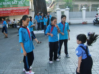 Вьетнам. Сайгонские школьницы после уроков (фото)