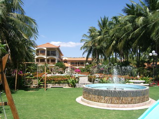 Вьетнам, отель Swiss Village. Вид на фонтан и "большой" корпус (фото)