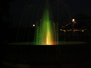 Так выглядит фонтан на детской площадке ночью (фото)