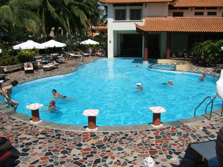 Вьетнам, отель Swiss Village. Большой (25-метровый) бассейн (совмещенный с джакузи) (фото)