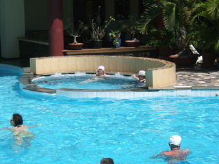 Джакузи в большом бассейне (фото)