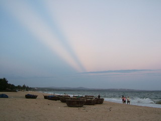 Вечер на пляже. Видны оставленные на ночь рыбаками плавсредства (фото)