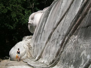 Вьетнам, Фантьет, гора Таку. По этой фотографии более наглядно можно оценить масштабы статуи лежащего Будды (фото)