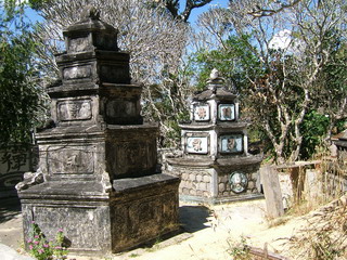 Вьетнам, Фантьет, гора Таку. Буддийские культовые сооружения пирамидальной формы (фото)